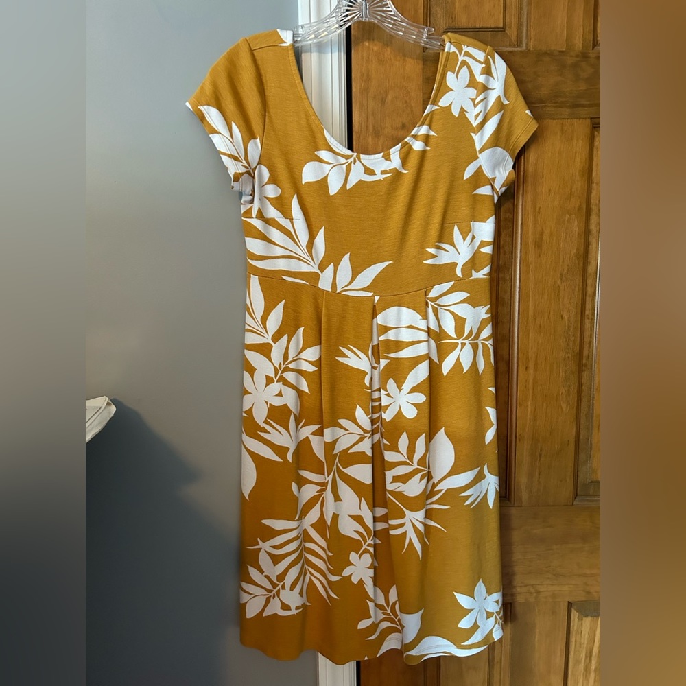 Old Navy floral maternity dress- small